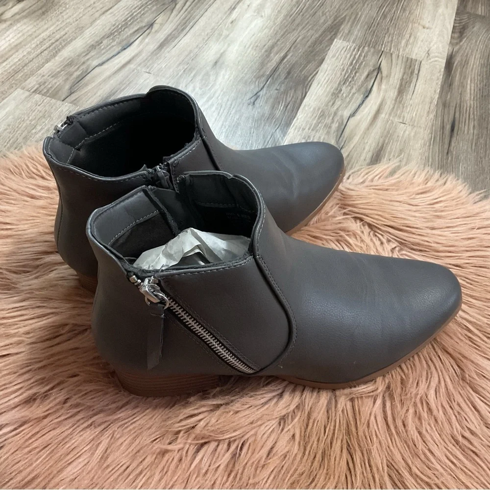 Croft & Borrow Batter Stone Color Gray Bootie Size 9